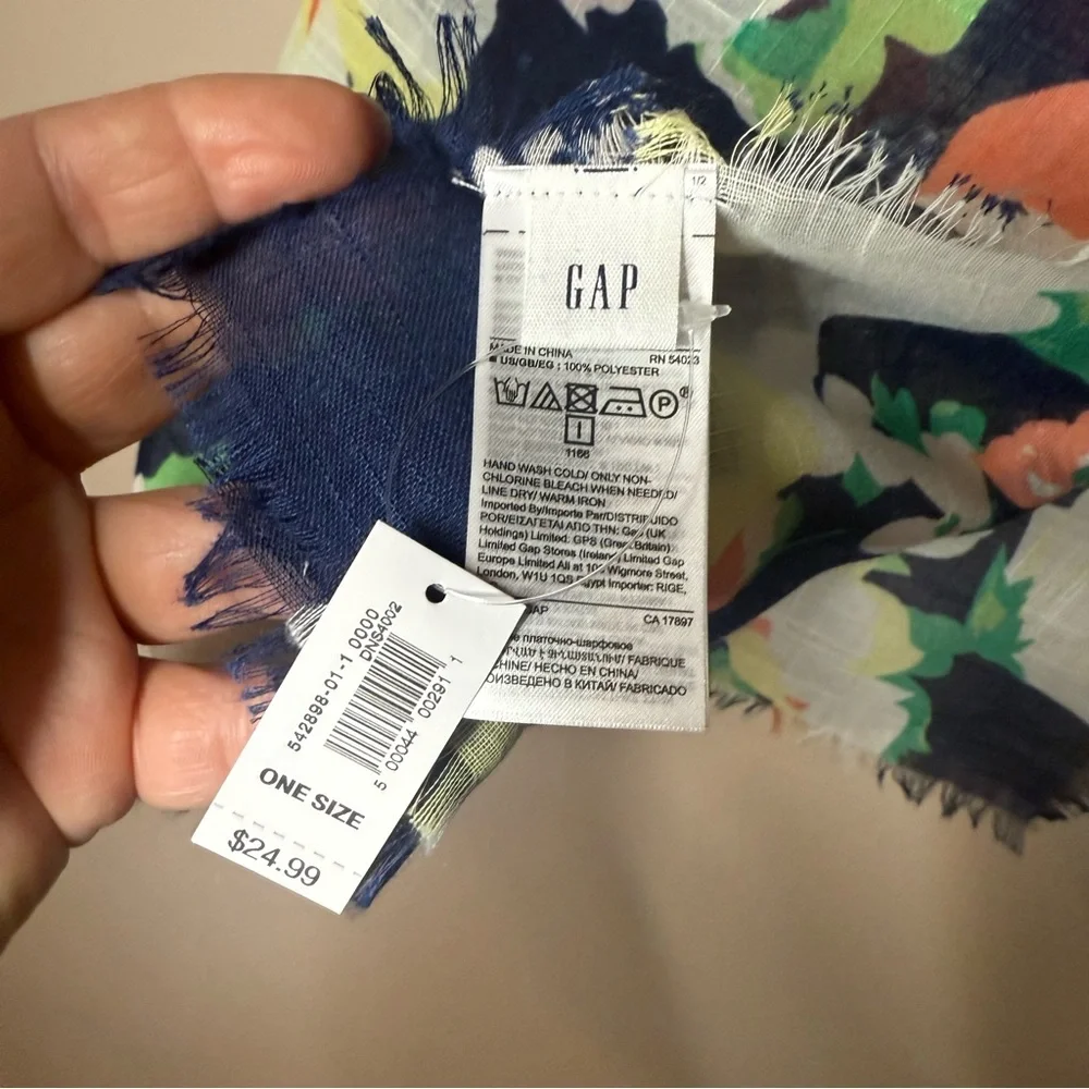 GAP (NWT) Floral scarf